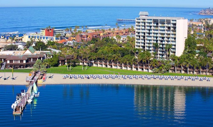 Crown Point Hotel | Catamaran Resort