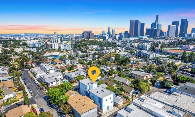 Downtown Los Angeles House | Central 4BR Townhome | Modern Perks