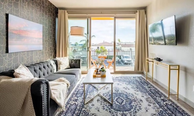 National City Apartment | Central King Beds Suite. Gym, Roof Top Pool/HotTub