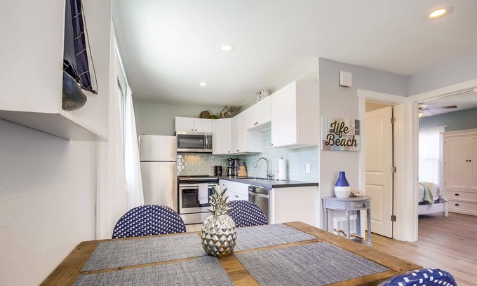 Mission Beach Apartment | Chic condo near all the fun & stores w/deck, gas grill, private washer/dryer