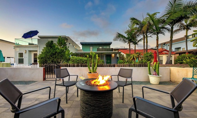 South Mission Beach House | Coastal 3BD/2BTH with AC & Parking! 20ft to Sand! Renov. Lrg Outdoor Patio, BBQ, Firepit + Pets OK!