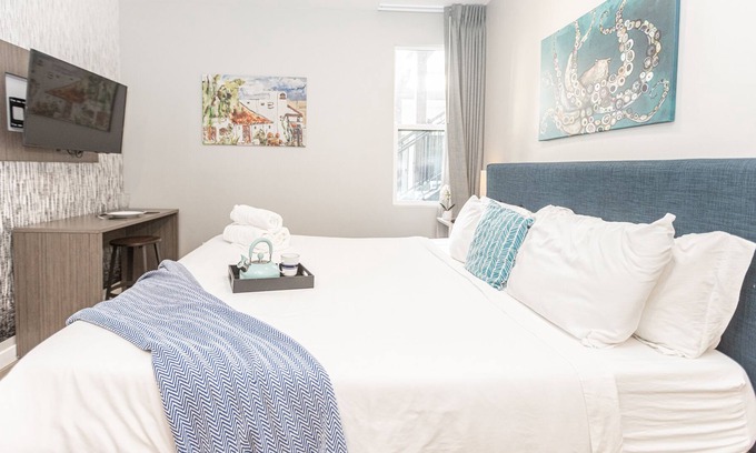 Mission Hills House | Comfy King Bed Studio π WiFi+Parking+Walk to All