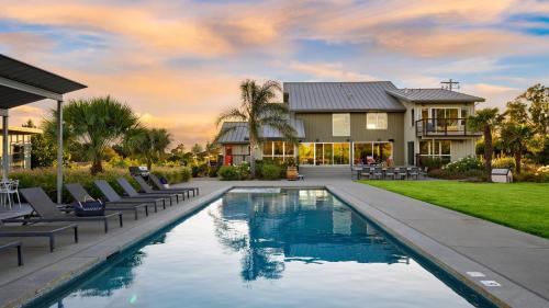 Sonoma House | Coplan Vineyards by AvantStay 10-Acre Estate w Pool Spa Bocce Designer Interiors
