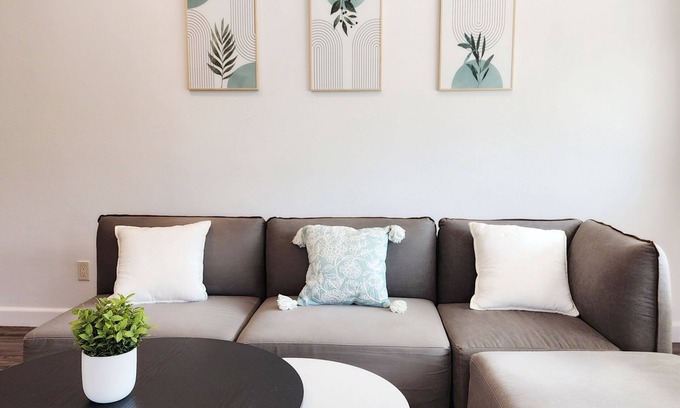 North Tustin House | Cozy 3 Bedroom House with a View near Disneyland, Freeway, Airport