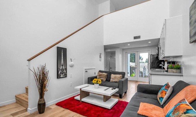 Wilshire Apartment | Cozy Oasis near Griffith Observatory