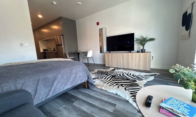 Midtown Sacramento Apartment | Cozy studio with WiFi, AC, fitness room in lovely midtown of Sacramento.