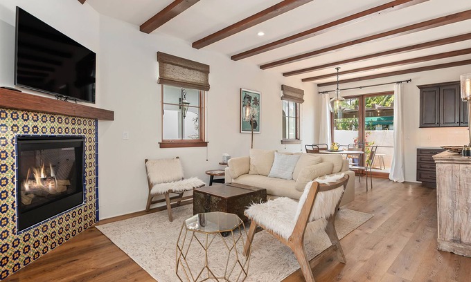 Upper East House | Downtown City Escape, close to beach, shops, food