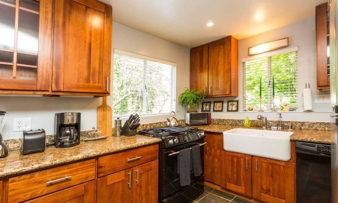 Mill Valley Condo | Downtown Mill Valley 3 bedroom flat