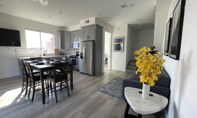 Wilshire House | Exclusive Artist Gallery Home - Central LA Location!