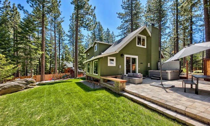 North Upper Truckee House | Family Bear Hollow: Remodeled, HotTub, EV Charger, Outdoor Games, Movies