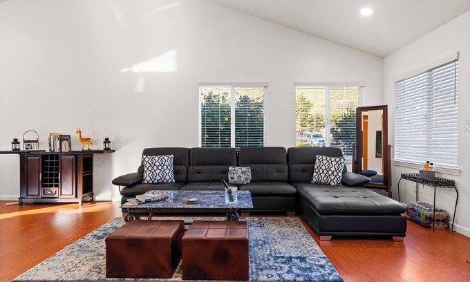 Paradise Valley House | Furnished Home-Safe Neighborhood-Surrounded by Mountains-Free Parking-Near SFO!