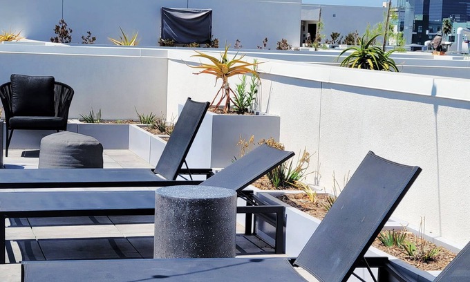 Pico-Union Hostel | Gorgeous Hollywood 1 br suite with rooftop views
