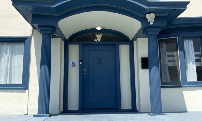Greater Wilshire - Hancock Park Hostel | Hostel ∙ 46 guests