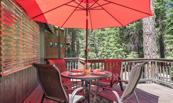 Kingswood Estates Cabin | Huge Deck, Outdoor Dining, Forest Views! Pets OK