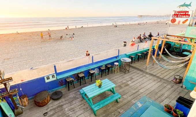 Pacific Beach Hostel | ITH San Diego Beach Bungalow Surf Hostel