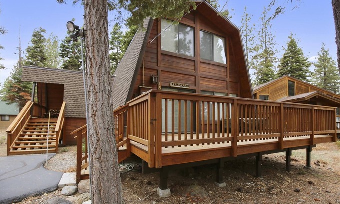 Lake Forest House | Jollymour's Homey Dollar Point Cabin
