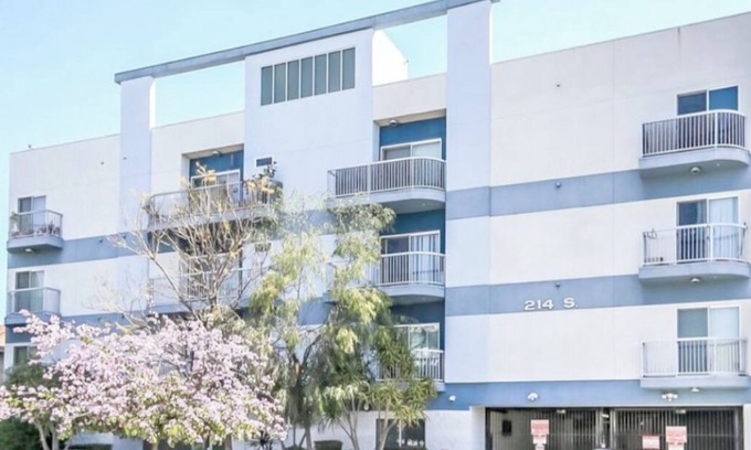 Wilshire Apartment | LA Prime Location - Korea Town Getaway