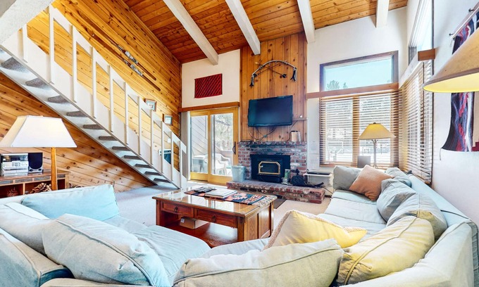 Mammoth Lakes Condo | Large Rustic & Bright. Pool & Tennis Court On-site, Near Restaurants
