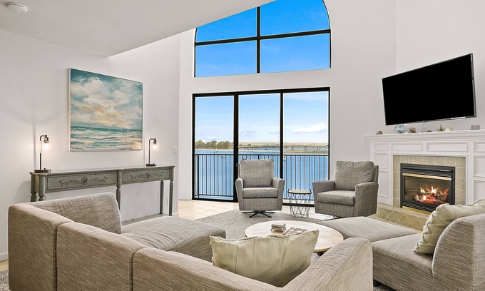 South Mission Beach Condo | Large Waterfront | Private Roof Deck | Fireworks View
