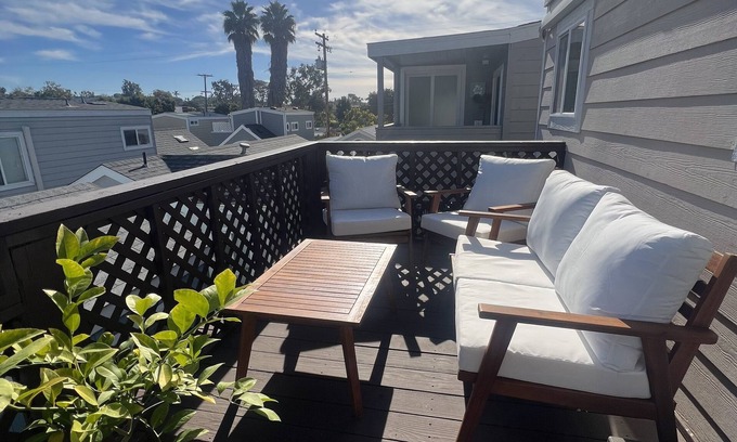 Leucadia House | Leucadia Casita- 3 bedrooms, 2 spacious decks- 1.5 block walk to beach/surf!