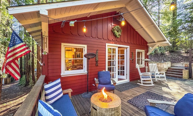 Northwood House | Little Red House Plus~Peaceful&Relaxing Redwood Cabin! HtTb/WIFI/Pup/Golf