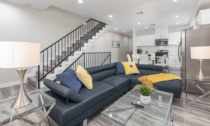 Pico-Union House | Lovely 5BR + 5BA Family Home near DTLA/USC