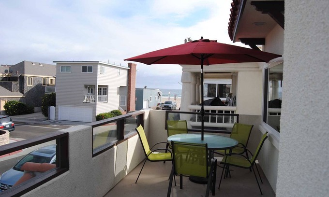 West Newport Condo | Lovely upper unit with amazing balcony for grilling & chilling