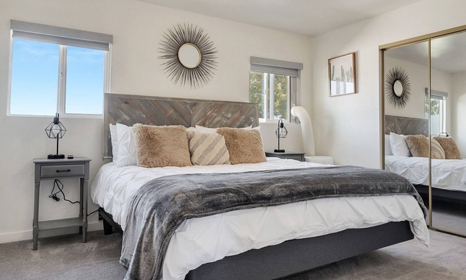 Lennox House | ★LUXE | Spacious 5BR | Close to LAX, Beach & SoFi | Fire Pit★