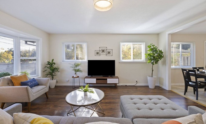 East Palo Alto House | Luxo Stays |Stanford| 3bd/2ba #pet #comfy