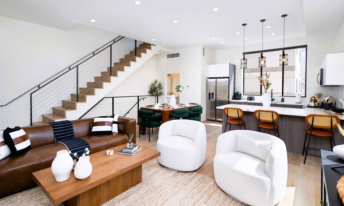 Hollywood House | Luxurious Home with the Hollywood night life
