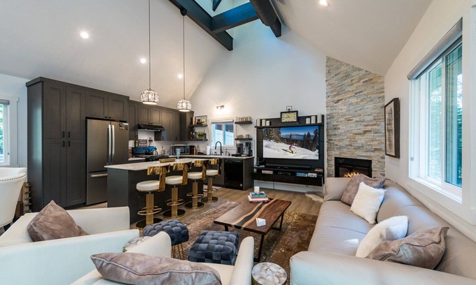 Chamberlands House | Luxury 3bed 2bath ~High-End Finishes ~King Suite