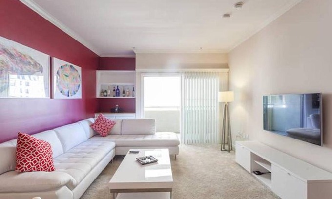 Miracle Mile Apartment | Luxury Apartment Near The Grove