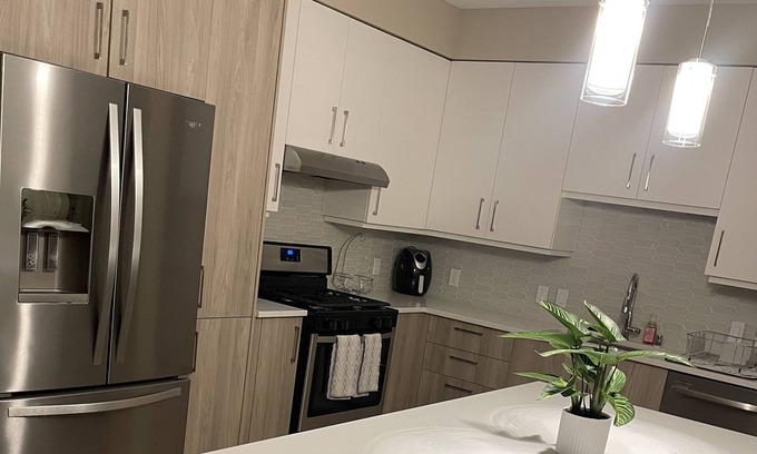Willow Creek Apartment | Luxury apt 5 mins from airport/downtown POOL ACCESS! & JACUZZI!