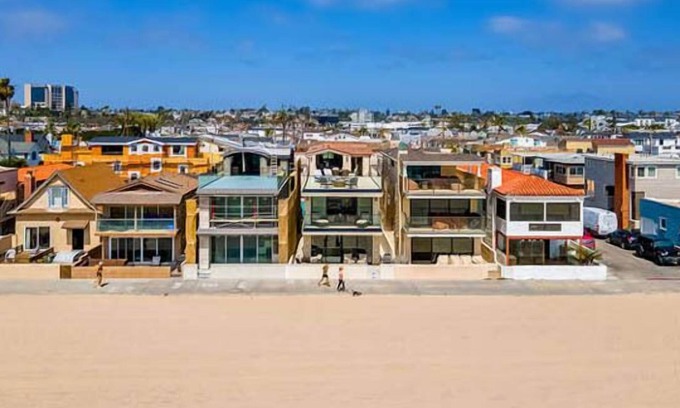 West Newport House | Luxury Beachfront Retreat - Spacious Rooftop Deck - Outdoor Kitchen