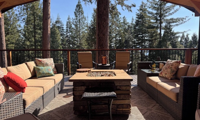 Lake Almanor Country Club Apartment | Luxury Lake Almanor Cabin Covered Deck & Views