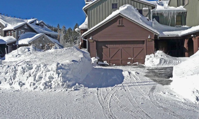 Mammoth Lakes Condo | Mammoth Mountain Luxurious - 3 Bdrm 3.5 Bath, 2 Car Garage, Central Heat & A/C