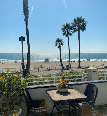 El Porto Apartment | Manhattan Beach Beachfront Charming On The Strand