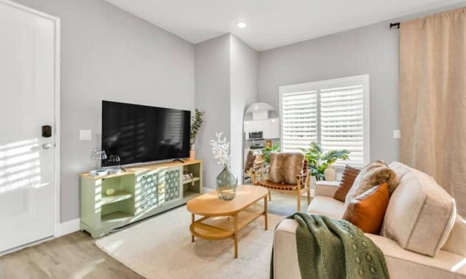 Midtown Sacramento Apartment | Midtown Midrise- Emerald