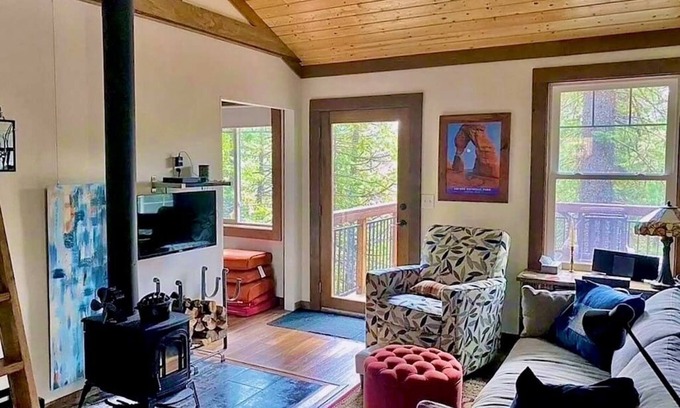 Mineral Cabin | Modern-Chic Cabin. 8mi to Lassen. EV Charging, Pet Friendly!