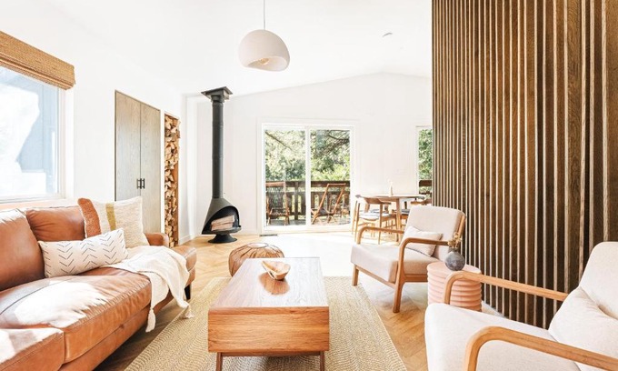 Twin Peaks House | Modern Designer Cabin, Newly Renovated, EV Charger, Arcade, Kids Bunkbed, Minutes to Lake Arrowhead and Lake Gregory