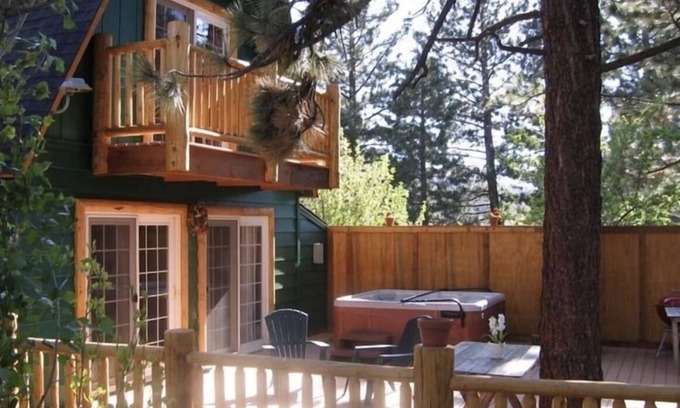 Upper Moonridge Cabin | Moonridge Ozone Spa Cabin- Pets are Free! Enclosed deck, Flat parking 2025-0093