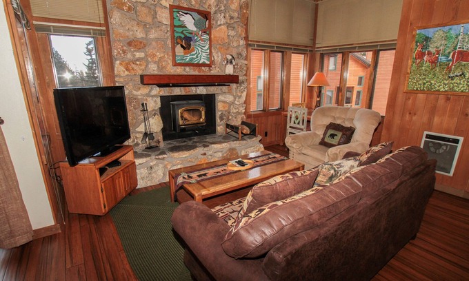 Mammoth Lakes Condo | Mountainback #105, Loft, Den
