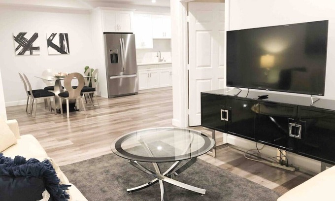 Wilshire Apartment | New Modern Condo KTown/Hollywood/DTLA