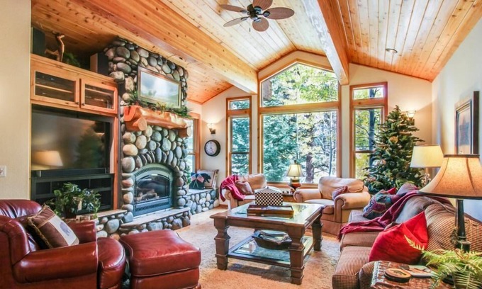 Truckee House | Northstar Luxury Tree Lodge, Vaulted Ceilings, Rec. Center, Dog ok