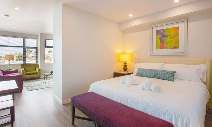 Bankers Hill Apartment | One Bedroom Apartment with San Diego Downtown View