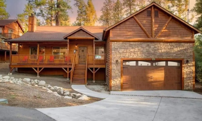 Fox Farm House | OSO CABIN * Hot Tub * Shuffleboard * BBQ * Open Floor Plan