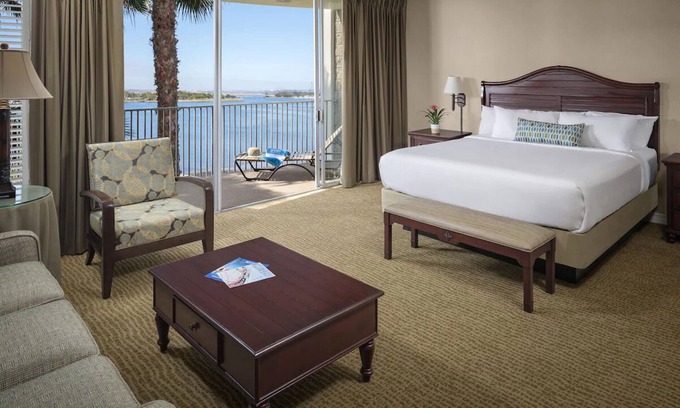 Mission Beach Hostel | Partial Bay View Studio King, Bahia Resort, Spa and Heated Pool, Near SeaWorld