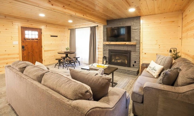 Donner Lake Woods Cabin | Peek of Donner Lake | Ski Lease Available!