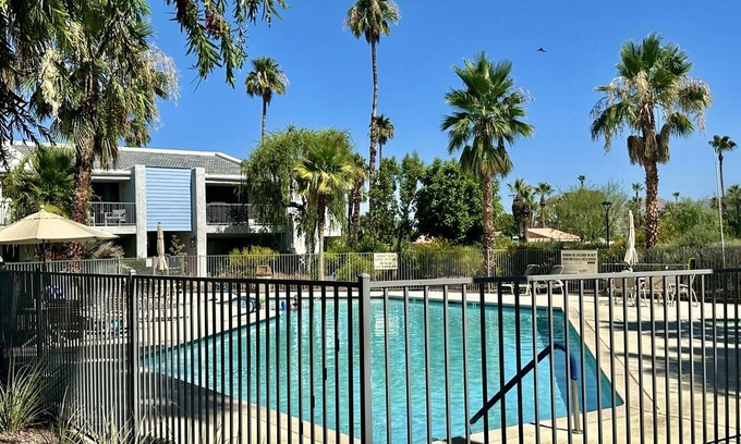 Palm Springs Resort | Private room ∙ 1 guest