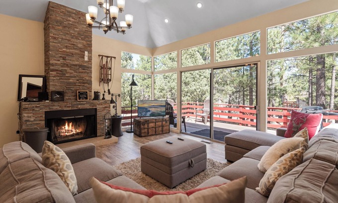 Big Bear House | Redwood Elegance -Floor to ceiling windows! Couples, Smart TV, Views, Deck